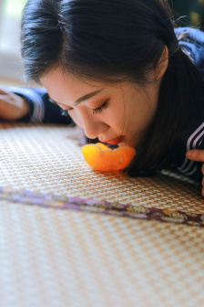 女侠被擒沦为胯下玩物